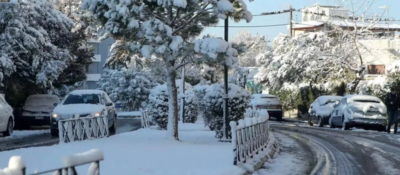 «Ντύθηκε» στα λευκά ο Βαρνάβας Αττικής - Έπεσαν τα πρώτα χιόνια (βίντεο)